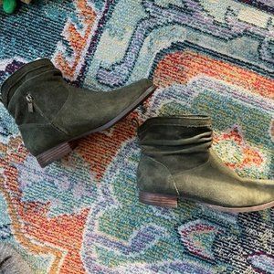 Koolabura by Ugg Olive Green Suede Booties size 10 M